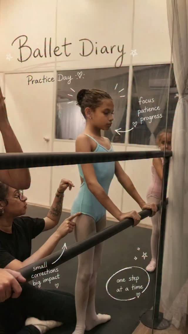 Professora orienta aluna de ballet na barra durante a aula